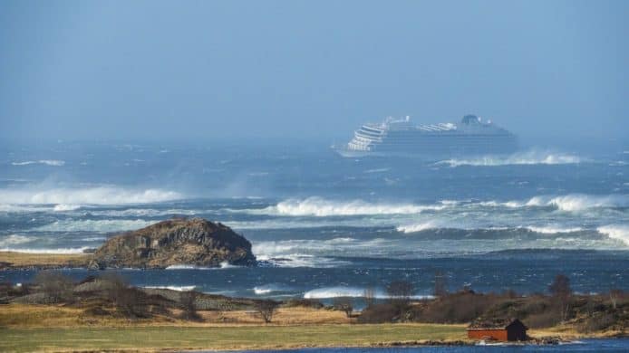 驚濤駭浪！挪威郵輪失去動力   乘客網上直播救援過程