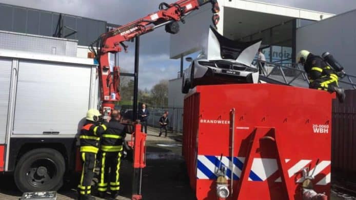 油電混能 BMW i8 電池冒煙   荷蘭消防怪招滅火