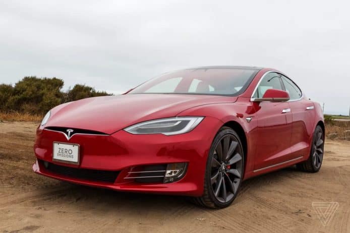 Tesla 更新 Autopilot 加入自動切線功能