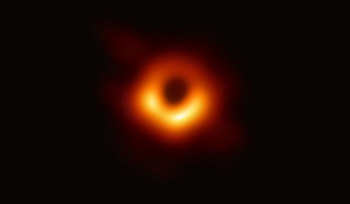 黑洞照片全球首次發佈　宛如新月結構+中央部份黑暗