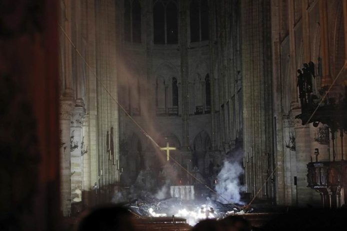 法國巴黎聖母院嚴重大火尖頂坍塌　網路直播救火過程