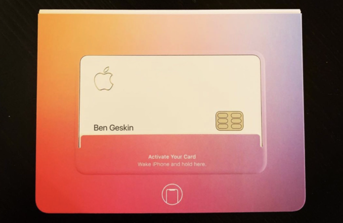 Apple Card 實體卡實物曝光！白卡卡面只印有名字、晶片與Apple標誌