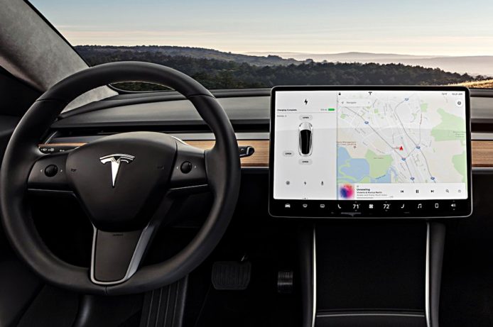 Tesla 建議目的地新功能　揸車旅行更輕鬆