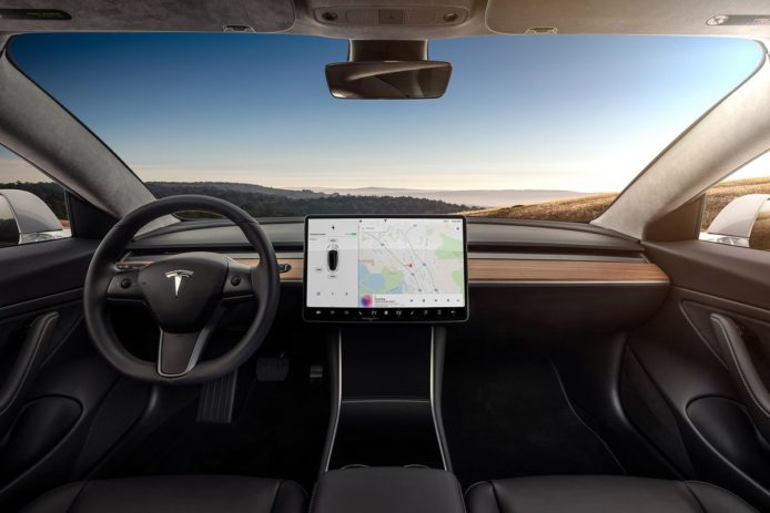 Tesla 影片串流功能細節   停車才可播放免駕駛者分心