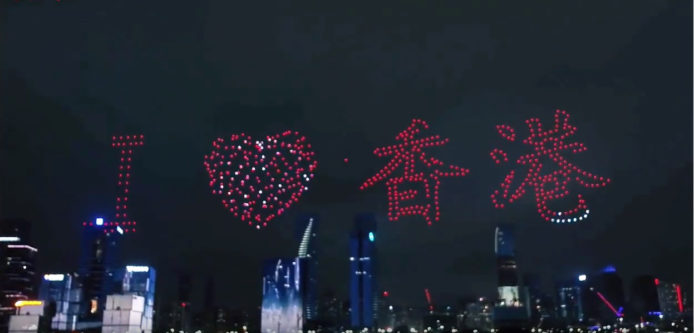 深圳灣上空現「我愛香港」　 600架無人機排陣表演