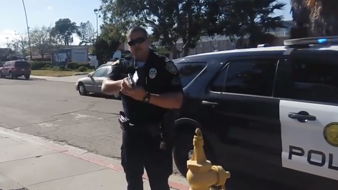 美國警察不知 GoPro 為何物　舉槍指嚇攝影師
