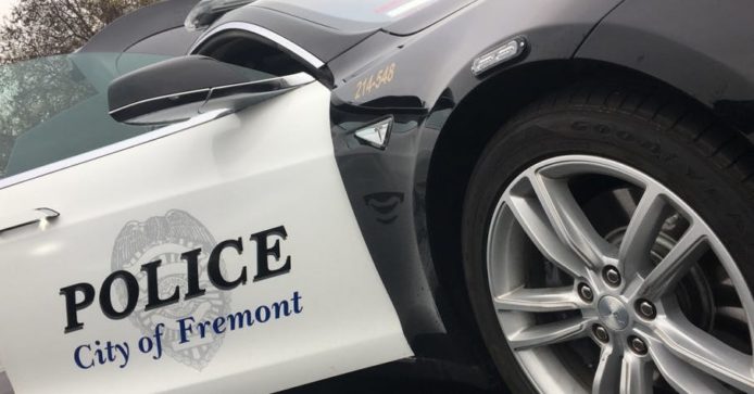 加州警察開 Tesla 捉賊　中途沒電讓疑犯逃之夭夭