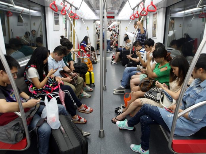 不戴耳機播片列「需約束行為」   中國地鐵新規定