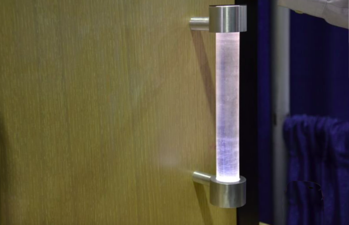 香港學生發明 UV LED 消毒門柄  隨時殺菌靠開關門充電