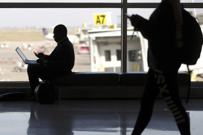 美地方法院：搜查國際旅客手機、筆電屬違憲