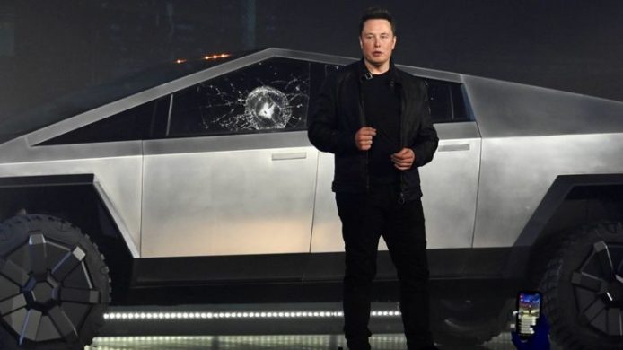 Tesla Cybertruck 被鋼球撞裂玻璃　Elon Musk：鐵鎚敲打車門有影響