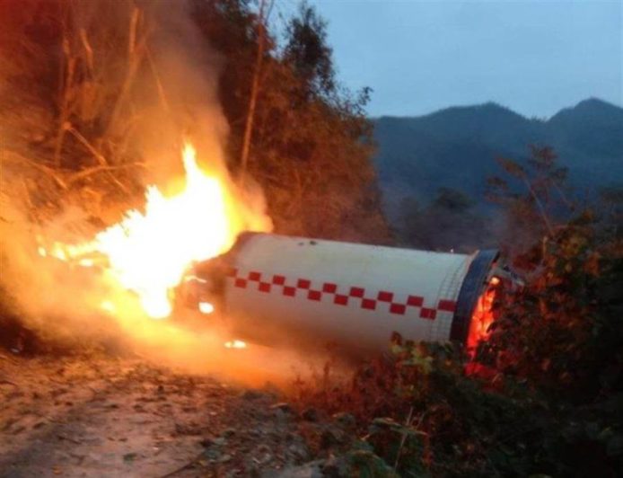 中國火箭助推器墮落民房   釋有毒氣體引起大火