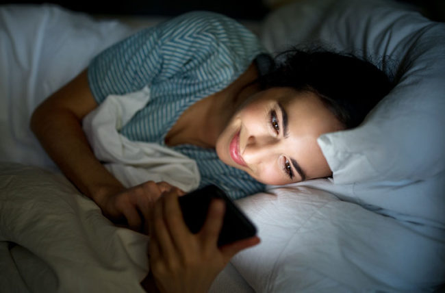 研究：手機調藍光比較助眠　黃光保持清醒和警戒