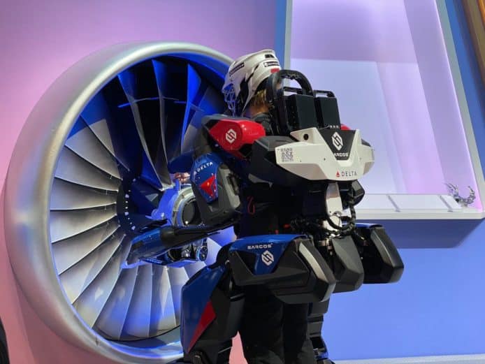 【CES 2020】Sarcos Guardian XO 機器人骨骼   穿上後可搬運 100 磅以上物品