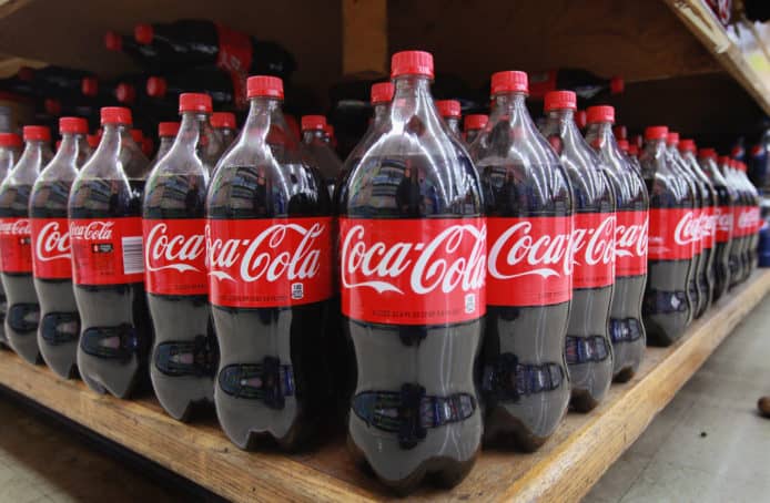 可口可樂堅持使用膠樽設計  副總裁推卸責任：「因消費者要求」