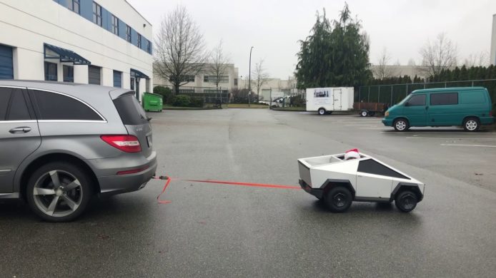 Tesla Cybertruck迷你版加國爸爸親手製   竟拖得動一輛平治R-Class