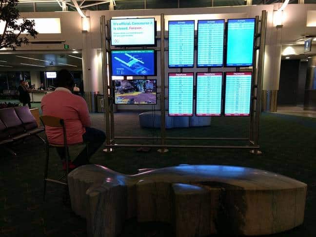 用機場熒幕打 PS4   美國男子即被機場保安制止