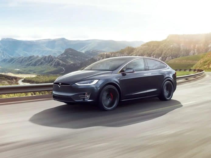 一張膠紙欺騙 Autopilot   Tesla 瘋狂超速 80 公里