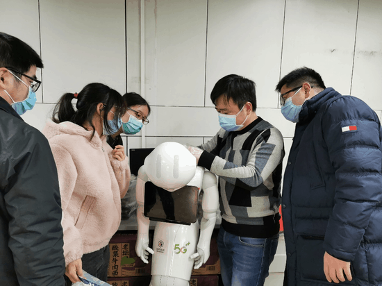 武漢醫院引入 5G 機械人   可清潔消毒醫院、配送藥物