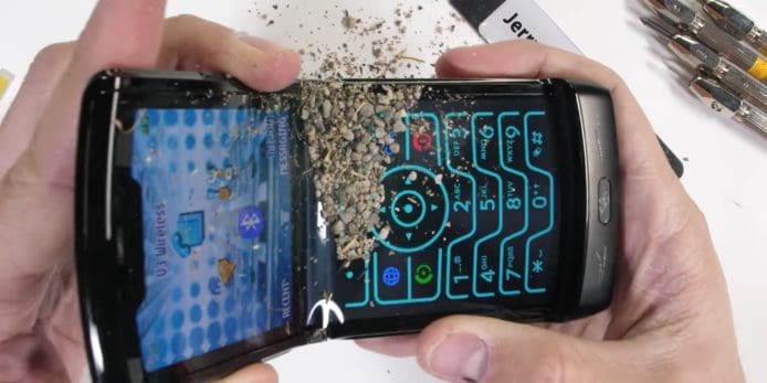 【有片睇】Motorola RAZR 外媒測試耐用度　刀刮 + 砂石 + 反方向摺起