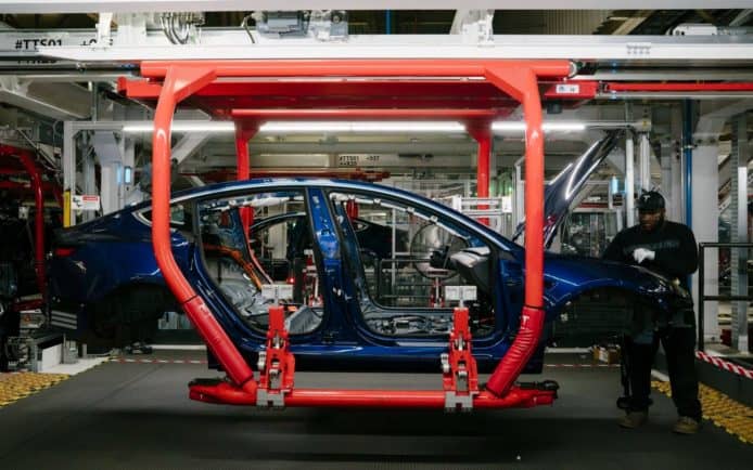 一間車廠兩種遭遇   Tesla 上海復工美國停產