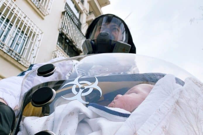 中國父親怕嬰兒外出染肺炎   自製《Death Stranding》同款密封艙
