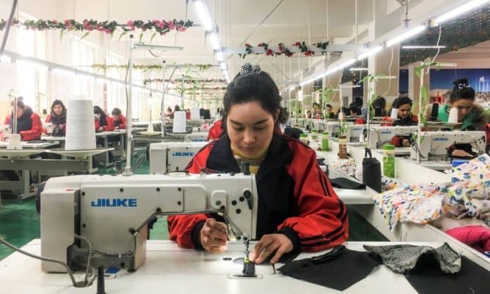 Apple、Samsung、Nike 等83間企業   被指利用維吾爾族強制集中營生產力