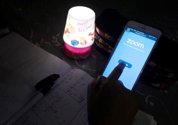 台灣教育部禁止學校使用 Zoom   建議用微軟 Teams 或 Adobe Connect 取代