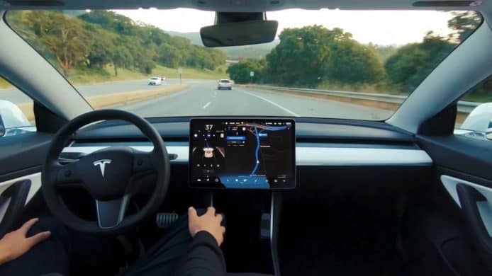 Tesla FSD 自動駕駛輔助模式   今年內將推出月費使用計劃