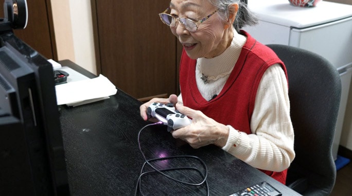 90 歲婆婆直播打機　健力士最老遊戲 YouTuber 【有片睇】