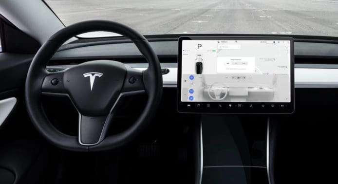 Tesla 終於可自動偵測交通燈　OTA 系統更新逐步改善功能