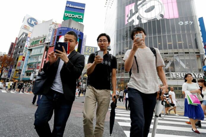 日本立法禁邊行邊看手機　減少低頭族引發意外