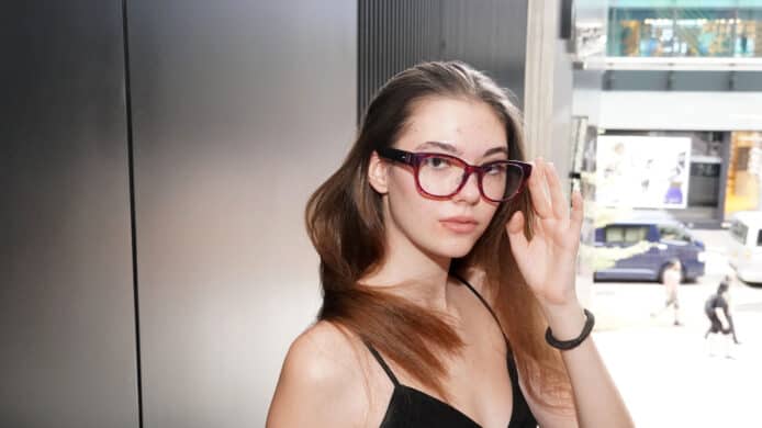 【評測】Solos AirGo 智能眼鏡　香港售價 AI 功能 外形 低頭族警示
