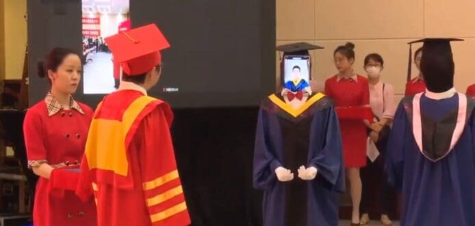 機械人代學生收學位證書　南京大學網上直播畢業禮　