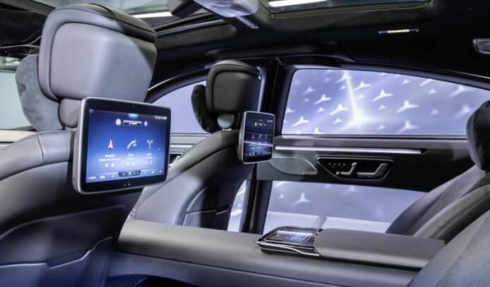 Benz 推出第二代 MBUX 車載系統  12.8 吋 OLED 熒幕 + AR 技術導航