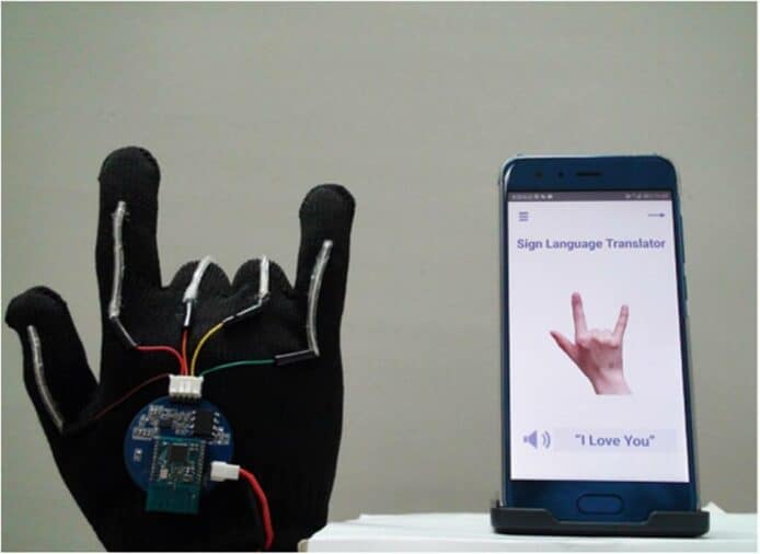 美國大學研發翻譯手套　手機 App 將手語轉成語音