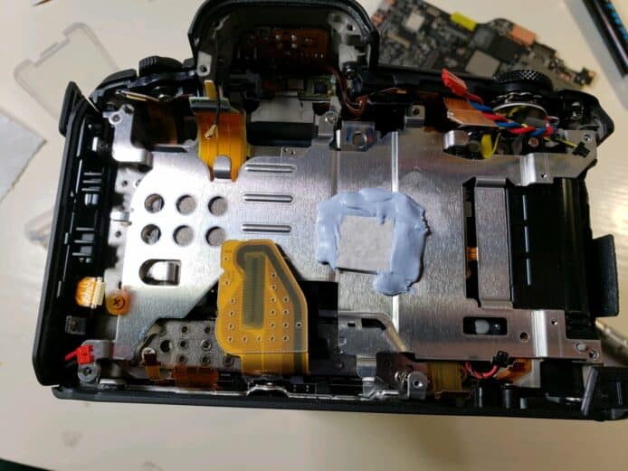Canon EOS R5 過熱問題   網民 DIY 用導熱矽膠改善