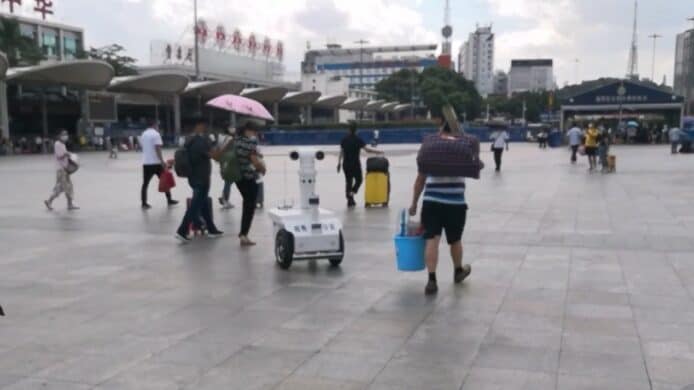 自動量體溫  識別沒戴口罩乘客   廣州火車站 5G 巡邏機械人投入運作