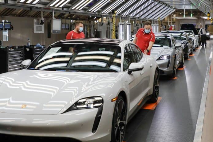 Porsche 電動車 Taycan 熱賣   向同系 Audi 借用 400 工人趕工