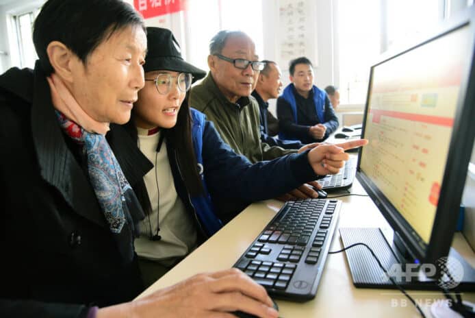 中國近8成老人一年未使用互聯網  生活基礎電子化造成不便