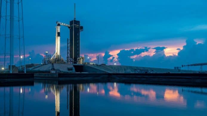 SpaceX 首次商業載人任務   因獵鷹 9 火箭問題延期至 11 月