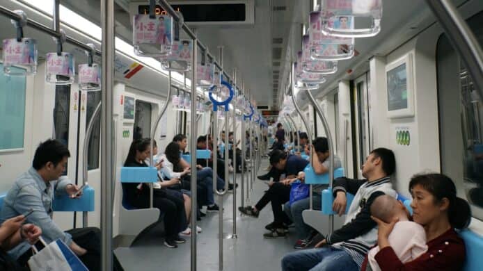 上海地鐵杜絕擾民行為   禁乘客使用手機喇叭