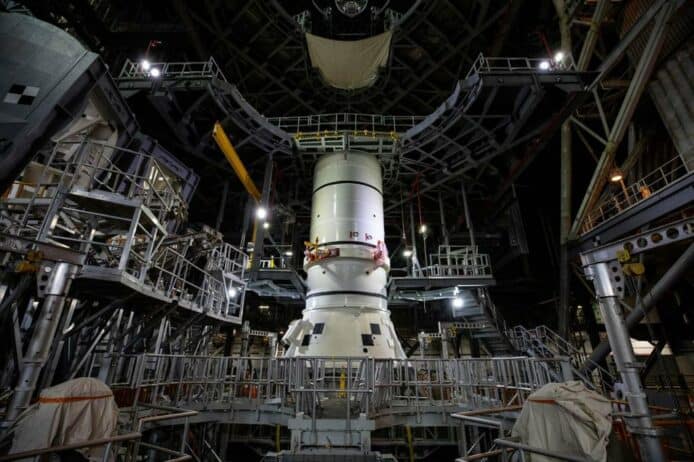 NASA 就重返月球組裝巨型火箭  將送首位女性太空員上月球
