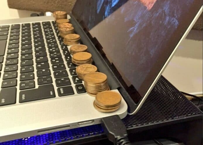用硬幣＋散熱片幫 MacBook Pro 散熱　日網民大意蓋起致螢幕損毀