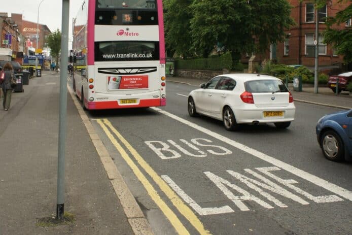 英國劍橋開放巴士線予電動車　單車社群感不滿