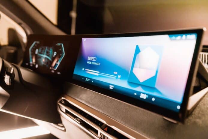 BMW iX 將搭載全新 iDrive　結合雲端運算提供實時環境資訊