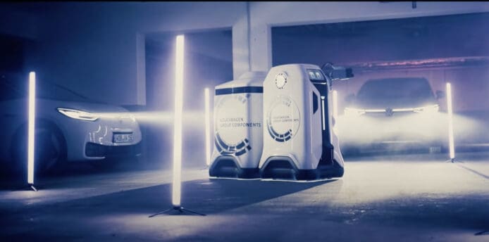 VW 汽車充電機械人現身　配備「眼睛」可自動連接汽車