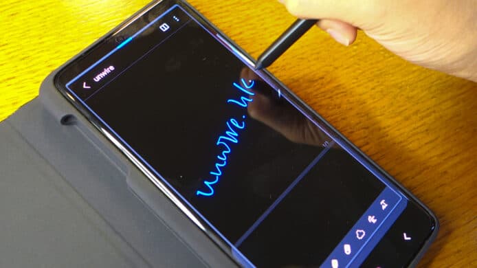 Galaxy S21 Ultra 支援 S Pen   惟機身無插筆位、需獨立購買