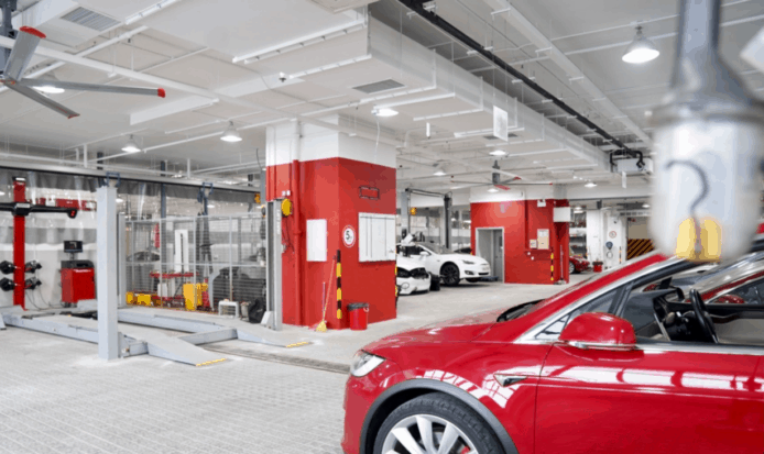 Tesla 鴨脷洲⾞⾝維修中心    佔地六萬呎投⼊服務