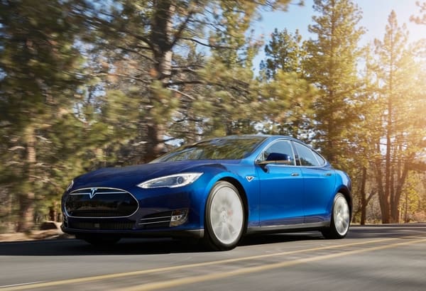 Tesla V11 車輛中控介面大更新   全新螢幕介面 + 「直線競速」模式登場